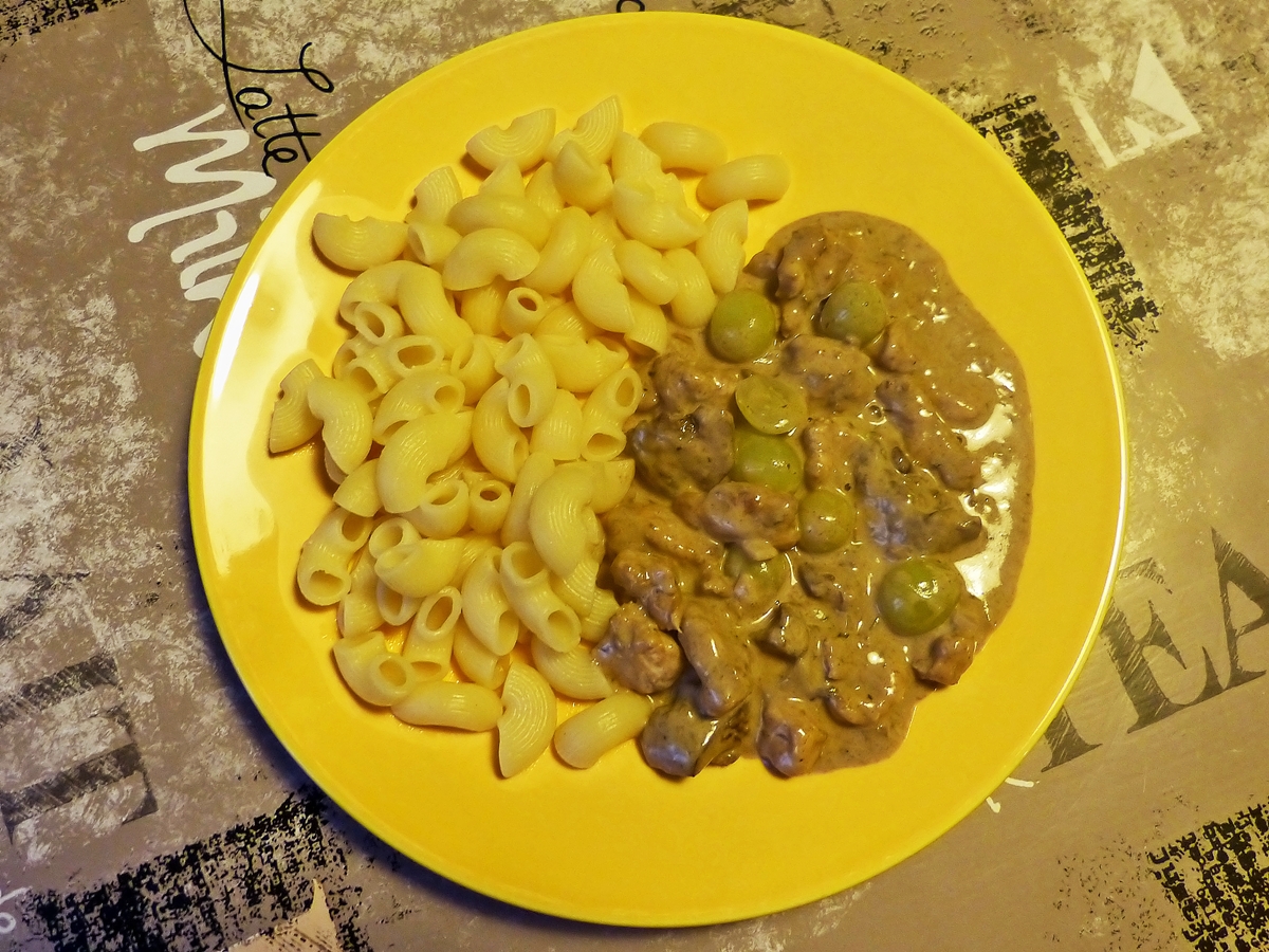 . Endlich ausprobiert: Pouletgeschnetzeltes � la vigneronne. 08.02.2014 (Jeanny)

Nachdem wir ein Gesch�ft gefunden haben, wo wir auch die letzte noch fehlende Zutat (Gefl�gelleber) kaufen k�nnen, haben wir das tolle Gericht sofort nochmal zubereitet. Vielen Dank an Christine und Stefan f�r das leckere Rezept, es hat vorz�glich geschmeckt.