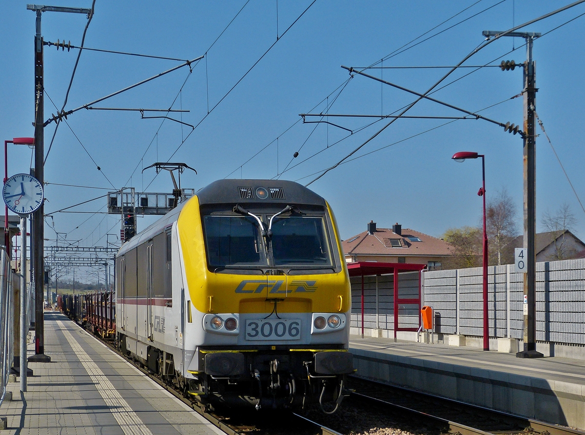 . Es gibt auch noch ein paar saubere 3000er - Am 11.03.2014 zog die 3006 einen mit Stahltrgern beladenen Gterzug durch den Bahnhof von Noertzange. (Jeanny)