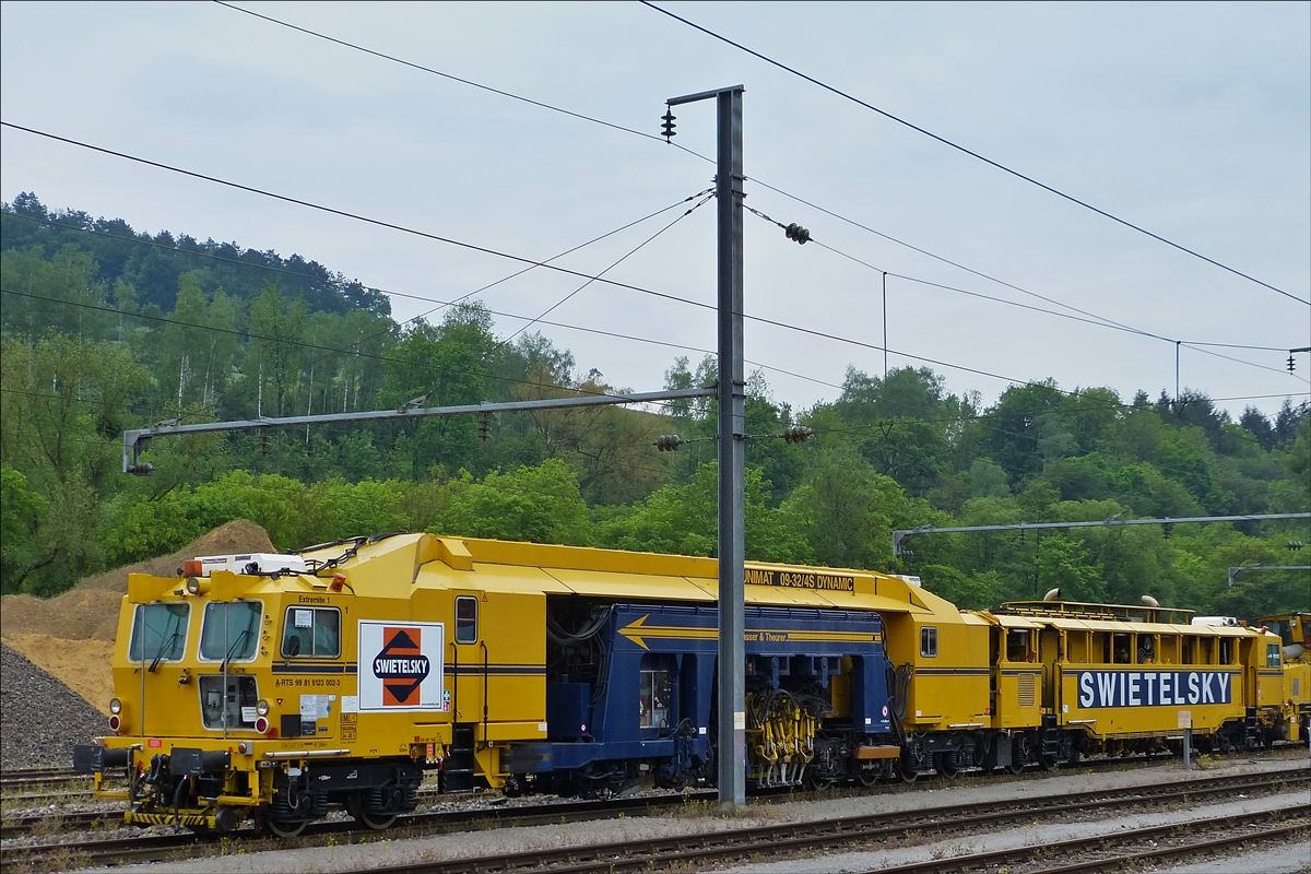 . Gleisstopfmaschine  Type Unimat 09 – 32/4S Dynamic, der Schienenbaufirma SWIETELSKY G.m.b.H., eine kontinuierlich arbeitende Zweischwellen- Nivellier-, Hebe-, Richt- und Stopfmaschine fr Gleise und Weichen mit 3-Strang-Hebung und 4-Strang-Stopfung mit integriertem Stabilisationsanhnger Gebaut im Jahr 2004 unter der Nr 3122 von Bahnbaumaschinen G.m.b.H Franz Plasser,                              Schweres Nebenfahrzeug von Plasser & Theurer: A-RTS 99 81 9123 002-3,         Eigengewicht  165 t    							         Zul. Anhngelast  60 t 							             Hchstgeschwindigkeit 100 km/h.                        				 wartet im Bahnhof Ettelbrck auf seinen Einsatz auf der Nordstrecke, im Tunnel Birden nahe Michelau und im Bahnhof von Kautenbach.  18.05.2016