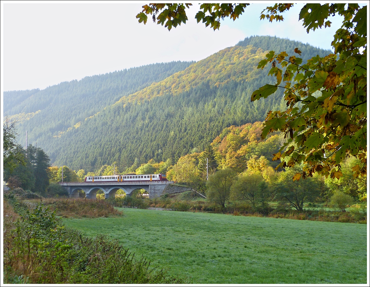 . Goldener Oktober - Am noch etwas dunstigen Morgen des 19.10.2013 fhrt der Z 2017 als RB 3235 Wiltz - Luxembourg ber die Sauerbrcke in Michelau. (Jeanny)