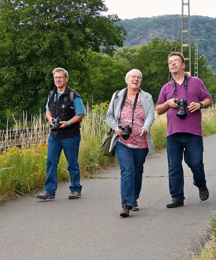 . Gute Laune bei den Bahnfotografen an der Moselstrecke in der N�he von Winningen. 20.06.2014 (Jeanny)