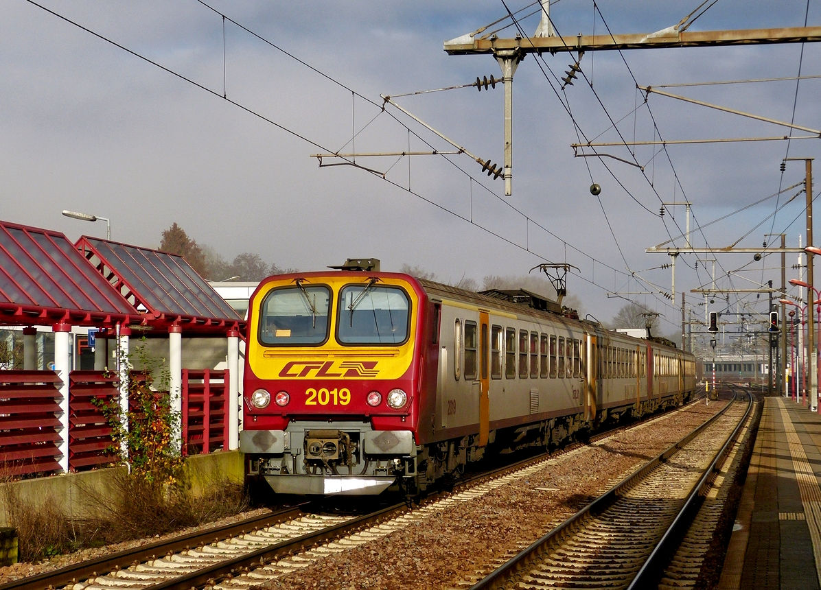 - Herrliche winterliche Farben - Die RB 3635 Diekirch - Luxembourg, bestehend aus den beiden Triebzgen Z 2019 und Z 2001, erreicht am 11.12.2018 den Bahnhof von Mersch. (Hans)