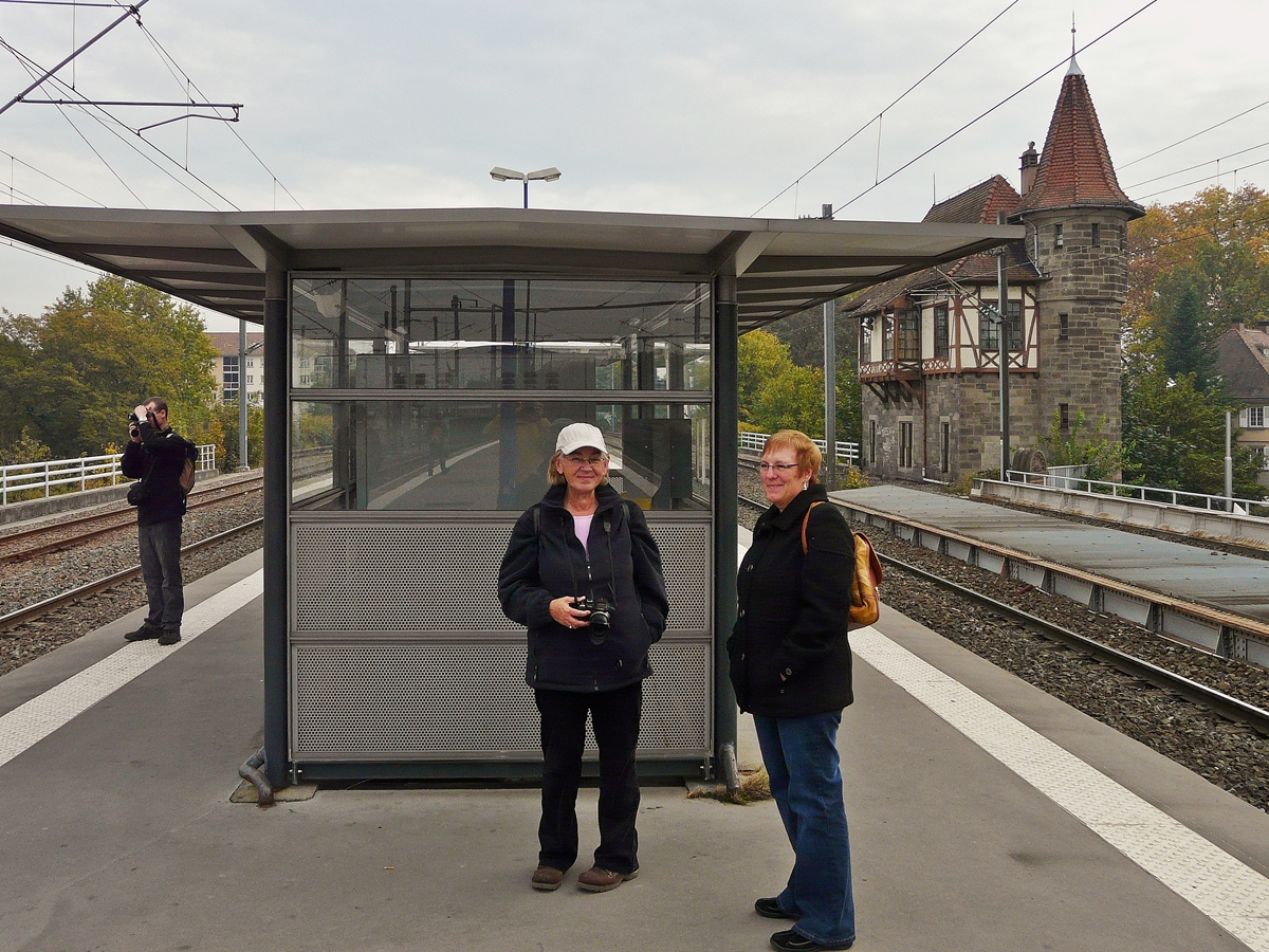 . Im Archiv gefunden - Zwei Bahnfotografinen an der Haltestelle Krimmeri-Meinau in Strasbourg, umrahmt vom fotografierenden Jonas Frey und dem wundersch�nen alten Stellwerk. 29.10.2011 (Hans) 
