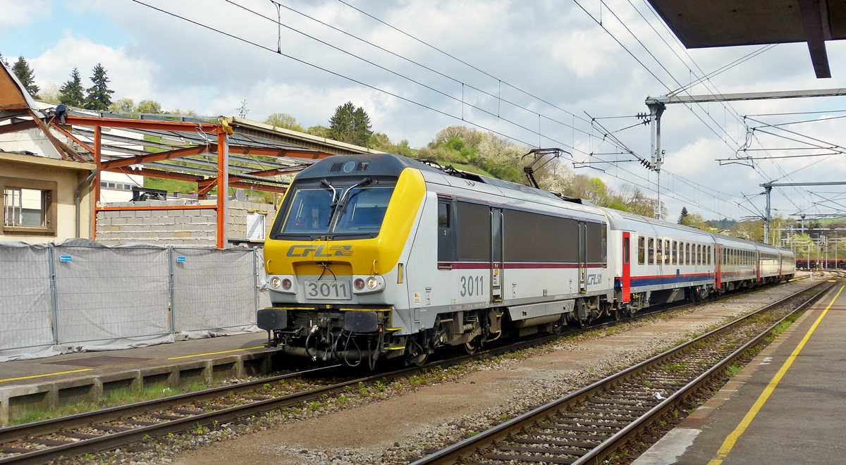 . Im Bahnhof von Ettelbrck wird das alte Zollgebude und die Lagerhalle abgerissen, whrend der IR 115 Liers - Luxembourg in den Bahnhof einfhrt. 09.04.2014 (Hans)