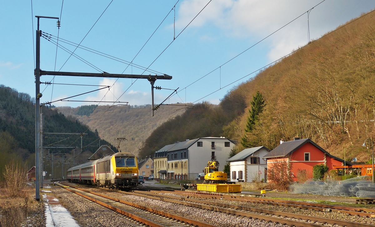 . Im Bahnhof von Goebelsmhle gab es noch ein paar Sonnnenstrahlen, als der IC 112 Liers - Luxembourg, gezogen von der 3020 durch den Bahnhof brauste. 20.01.2015 (Hans)