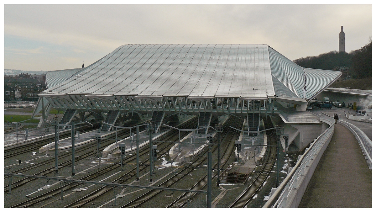 . Leider im Gegenlicht prsentierte sich am Morgen des 16.01.2010 die futuristische Kontruktion des Bahnhofs Lige Guillemins dem Fotografen von der Avenue de l'Observatoire aus. (Hans)