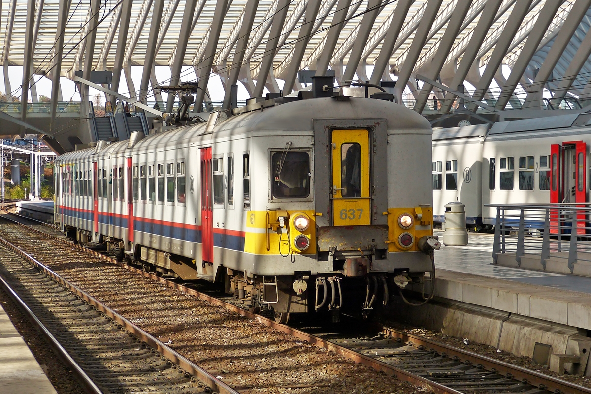 . Licht und Schatten im Bahnhof Lige Guillemins - Die  Automotrice classique  AM 70 637 wartet am 18.10.2014 auf die Fahrgste nach Rivage. (Hans)