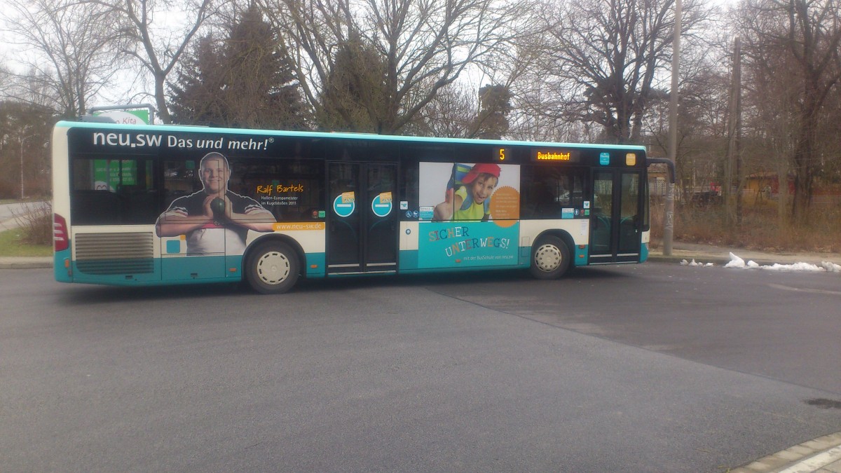 .... NB SW 540 die T�r Seite mit der Werbung der busschule
..... und dem  Kugelsto�er Ralf Bartels der seine sportliche Laufbahn schon beendet hat letztes Jahr 