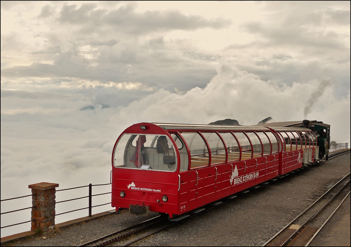 . Nebel gab es auch am Brienzer Rotohorn - Der letzte Zug steht am 29.09.2013 an der Station Rothorn Kulm, whrend dahinter der Nebel hher als die Berge emporsteigt. (Jeanny)