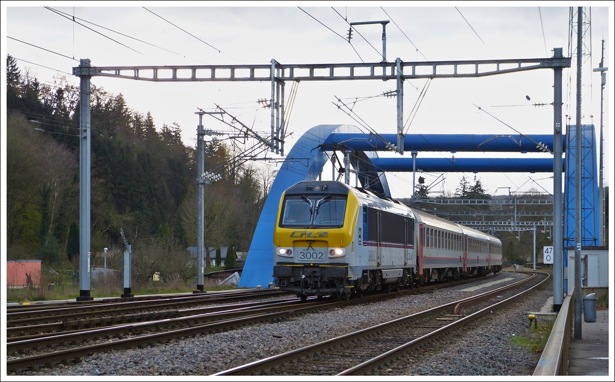 . Nicht so winterlich wie der Bahnhof von Herdorf prsentierte sich die Alzette Brcke in Ettelbrck am 06.12.2013, als die 3002  Blankenberge  mit dem IR 114 Luxembourg - Liers am Haken in den Bahnhof von Ettelbrck einfuhr. (Jeanny)