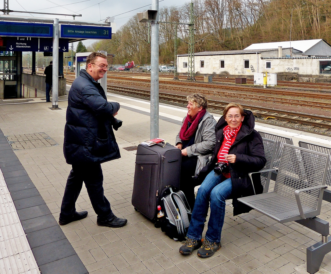 . Ob wohl jemand verreisen will? 

Noch ist Armin guter Dinge, seine Assistentin hingegen scheint fest entschlossen zu sein...  

Au/Sieg, 24.03.2014 (Hans)