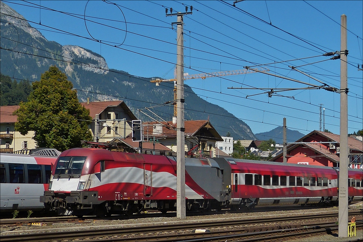 . ÖBB Lok 1116 249-4 zieht ihren Zug aus dem Bahnhof Jenbach in Richtung Innsbruck, ich hatte einen sehr schlechten Fotostandpunkt vom Bahnsteig der Zillertalbahn um diesen ausfahrenden Zug im Bild festzuhalten.  24.08.2016