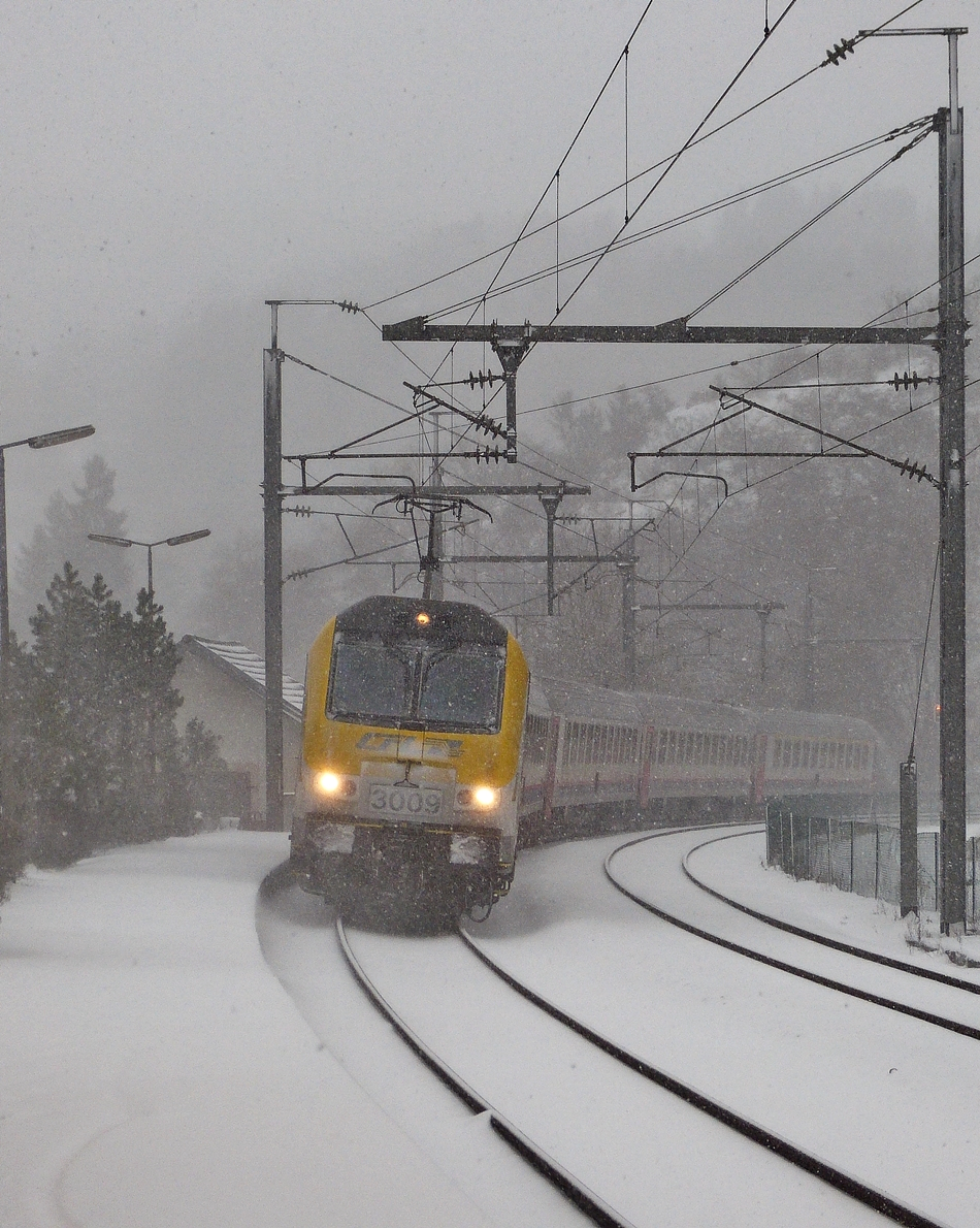 . Richtiger Winter in Luxemburg - Whrend einem krftigen Schneeschauer am 10.12.2017 erreicht die 3009 mit dem IC 110 Liers - Luxembourg am Haken den Bahnhof von Kautenbach. (Hans)