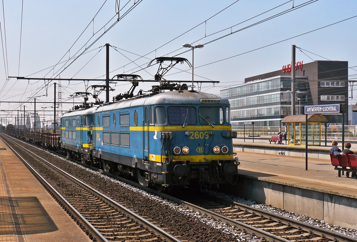. Smtliche Stromabnehmer am Fahrdraht ziehen die beiden alten Ladies HLE 2609 und 2627 einen Gterzug durch die Haltestelle Antwerpen-Luchtbal in Richtung Hafen. 23.06.2010 (Hans)