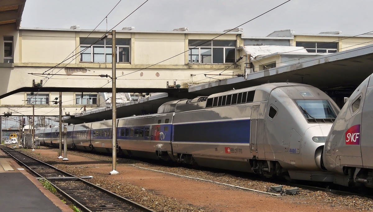 . SBB TGV 4406  Basel  knutsch SNCF TGV 4416 am 19.06.2010 in Mulhouse. (Jeanny)

Eine kurze Einfhrung in die Entstehungsgeschichte des TGV POS:

Der TGV POS (Paris–Ostfrankreich–Sddeutschland) wurde technisch aus den TGV-Rseau- und TGV-Duplex-Zgen abgeleitet. Er verkehrte seit dem 10. Juni 2007 auf der Linie Paris–Straburg–Karlsruhe–Stuttgart, die zum 9. Dezember 2007 bis Mnchen verlngert wurde, sowie Paris–Straburg–Mlhausen–Basel–Zrich. Seit 2009 wurde auerdem die Strecke Paris–Saarbrcken–Mannheim–Frankfurt einmal pro Tag bedient. Seit Dezember 2012 gehren die Zge der TGV Lyria und verkehren in die Schweiz; den Verkehr nach Deutschland und zum Teil auch Basel/Zrich haben Euroduplex-TGV bernommen.

Die ersten beiden Triebkpfe wurden 2004 fertiggestellt und ab Juni gleichen Jahres fr Testfahrten eingesetzt. Zur Monatsmitte wurden die beiden Triebkpfe mit einer achtteiligen Rseau-Wagengarnitur verbunden. Ende Juli 2004 wurde eine aus zwei Triebkpfen und acht Wagen gebildete POS-Einheit fr Testfahrten zum Eisenbahnversuchsring Velim in Tschechien berfhrt.

Die TGV-Zulassungsfahrten in Deutschland begannen am 5. Dezember 2005 und wurden Mitte 2006 abgeschlossen. Auf der Neubaustrecke Nrnberg–Ingolstadt fanden im Juli 2006 Hochtastfahrten auf bis zu 330 km/h statt. Um das fr das deutsche Streckennetz vorgeschriebene Bremsvermgen zu erreichen, wurde je ein Drehgestell der beiden Triebkpfe sowie der beiden Endwagen mit einer Magnetschienenbremse ausgerstet. Diese zustzlichen Bremsen wirken ausschlielich bei Schnellbremsungen im Bereich zwischen 50 und 160 km/h. Zum Einsatz kam dabei die Garnitur 4401. Auch muss das mitgefhrte Wasser Trinkwasserqualitt haben. Am 31. Mai 2007 erteilte das Eisenbahn-Bundesamt die Zulassung des TGV POS fr den kommerziellen Betrieb in Deutschland; am selben Tag erfolgte die Zulassung des ICE 3MF durch die franzsische Zulassungsbehrde EPSF. Die SNCF hatte DB Systemtechnik mit den Zulassungsfahrten beauftragt.

Zur Betriebsaufnahme der LGV Est im Juni 2007 standen zehn Einheiten mit je 360 Sitzpltzen zur Verfgung; die Flotte sollte bis 2008 auf 19 Garnituren anwachsen (Stand: Mai 2007). Der Zug verfgt ber Fahrradhalterungen fr vier Rder. Die Zge werden Deutsche-Bahn-intern als Baureihe 475 bezeichnet.

Die beiden Triebkpfe sind durch eine 25-kV-Dachleitung elektrisch miteinander verbunden. Die Triebzge knnen in Doppeltraktion verkehren und auch mit Einheiten des TGV Rseau und TGV Duplex gekuppelt werden. Das Zulassungsverfahren fr den Betrieb in Doppeltraktion in Deutschland wurde im Mrz 2009 begonnen und 2010 abgeschlossen. Als die Kehler Rheinbrcke wegen Bauarbeiten zwischen dem 28. August und dem 10. Oktober 2010 nicht befahren werden konnte, verkehrten TGV POS der Linien nach Frankfurt und Mnchen gemeinsam in Doppeltraktion von Paris ber Saarbrcken bis nach Mannheim und wurden dort geteilt (geflgelt).

Im Februar 2011 entschieden die Schweizerischen Bundesbahnen (SBB) und die SNCF, die TGV POS-Zge an TGV Lyria abzugeben. Bereits 2007 hatten die SBB die TGV-POS-Einheit 4406 erworben und auf den Namen Basel getauft. Seit August 2012 verkehrten die ersten TGV POS-Zge in einer neuen Lackierung auf der Linie Paris–Lausanne. Alle 19 TGV POS sind seit Dezember 2012 im Besitz von TGV Lyria und verkehren in die Schweiz.
