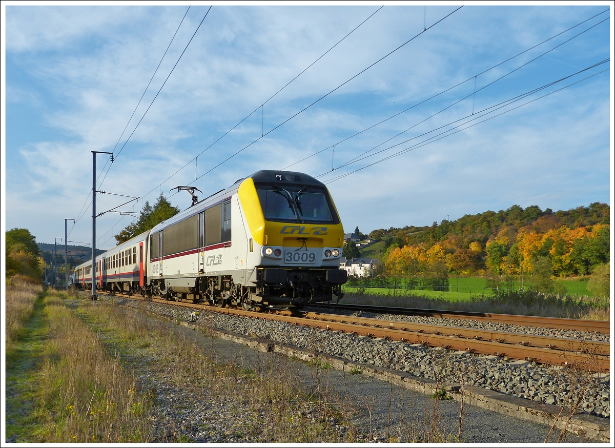 . Schon im Gegenlicht zieht die 3009 den IR 119 Liers - Luxembourg am 22.10.2013 durch die herbstlich angehauchte Ortschaft Wilwerwiltz. (Jeanny)