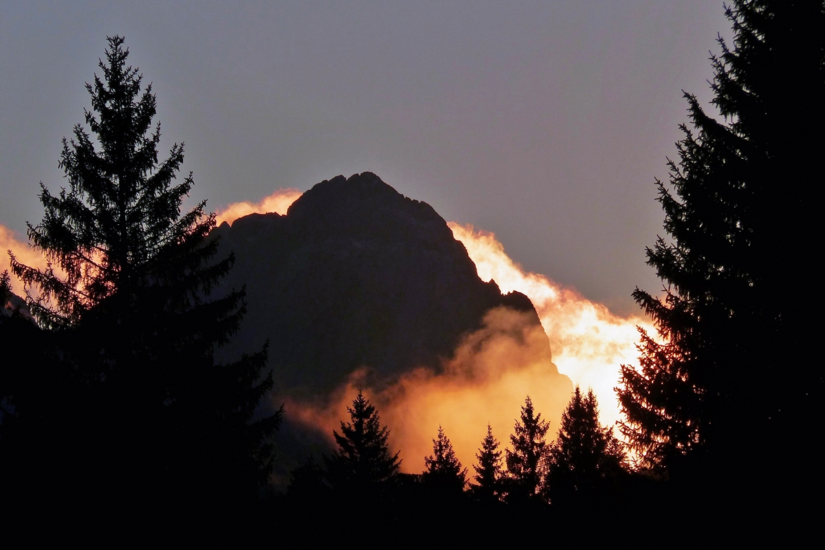 . Sonnenuntergang am 04.10.2015 am Zugspitzmassiv. (Jeanny) 