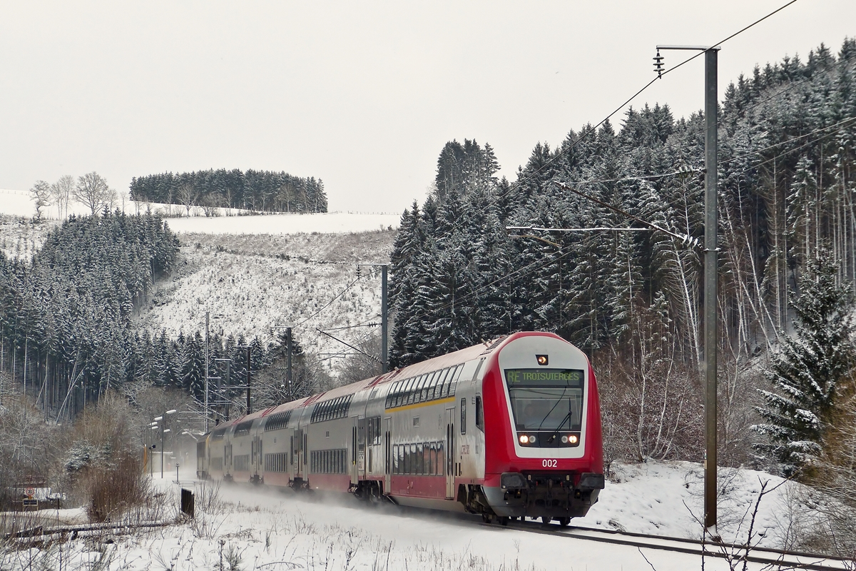 . Steuerwagen voraus braust der RE 3810 Luxembourg - Troisvierges am 02.02.2015 durch die nicht mehr existierende Haltestelle in Maulusmhle. Schublok war die 3014. (Hans)