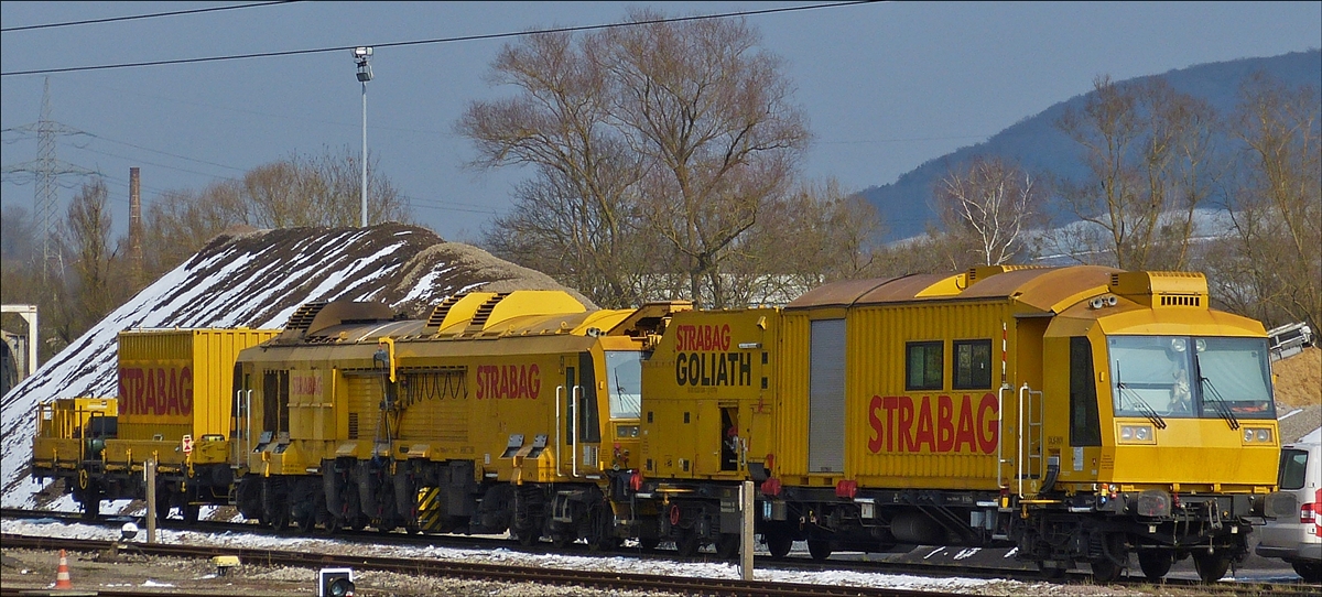 . Strabag Goliath Schienenschleifzug, abgestellt im Bahnhofsvorfeld von Ettelbrück.  25.03.2013