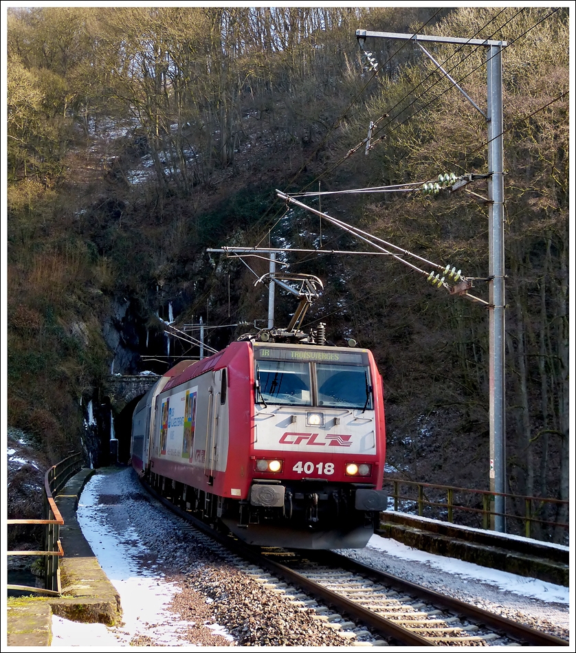 . Tunnel Fischterhaff - Bevor der IR 2712 Luxembourg - Troisvierges die Haltestelle Goebelsmhle erreicht, berquert er die Sauer, nachdem er den Tunnel  Fischterhaff  verlassen hat. 18.02.2013 (Jeanny)