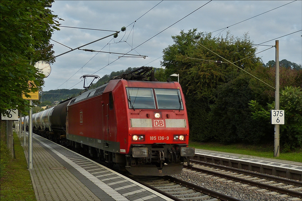 . Überraschung am Morgen des  08.09.2017, anstatt wie jeden Morgen der üblichen SBB Lok, heute mal eine DB Lok, die 185 136 – 9 durchfährt mit dem Holcim Zug die Haltestelle Bietingen in Richtung Singen. 