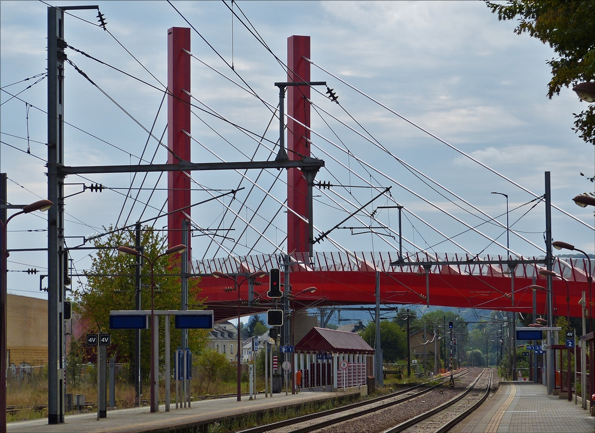 . Vom Bahnsteig im Bahnhof Mersch ist am 11.09.2016, nichts mehr von der alten Brcke ber die Bahnstrecke zu sehen.