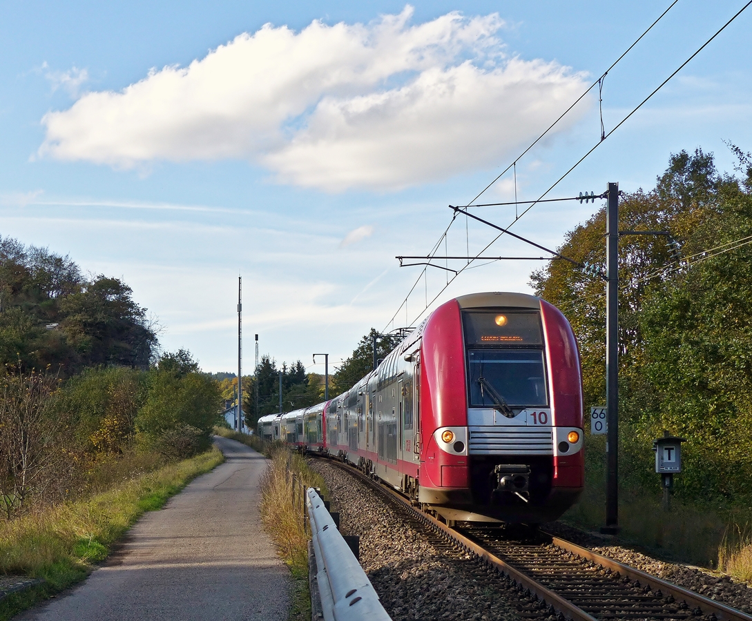 . Von Montags bis Freitags verkehrt der IR 3741 Troisvierges - Luxembourg als Z 2200 Doppeleinheit und konnte am 14.10.2014 in der Nhe von Lellingen bildlich festgehalten werden. (Jeanny)