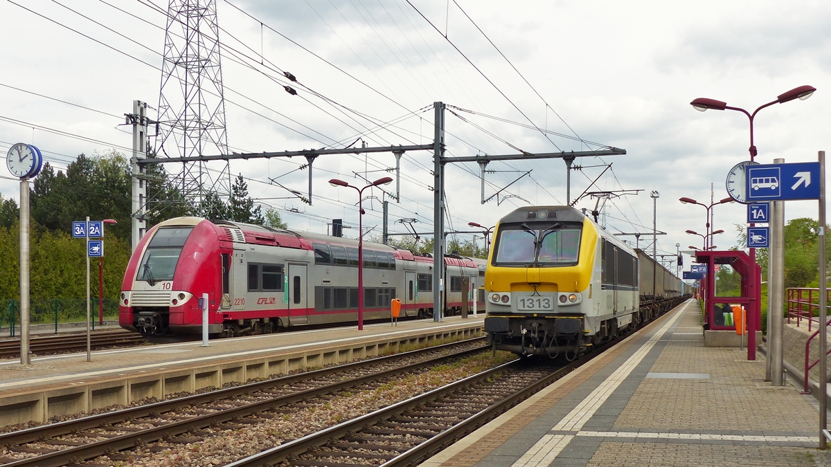 . Whrend die nicht sehr einladend wirkende Computermaus Z 2210 am Bahnsteig steht, rauscht die saubere SNCB HLE 1313 mit einem Gterzug durch den Bahnhof von Rodange.
29.04.2015 (Jeanny)