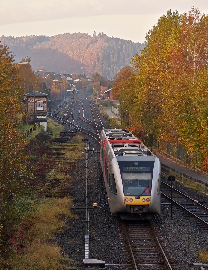 . Whrend die Sonne am 01.11.2014 in Herdorf aufgeht, erreicht ein Stadler GTW 2/6 der Hellertalbahn den dortigen Bahnhof. (Jeanny)