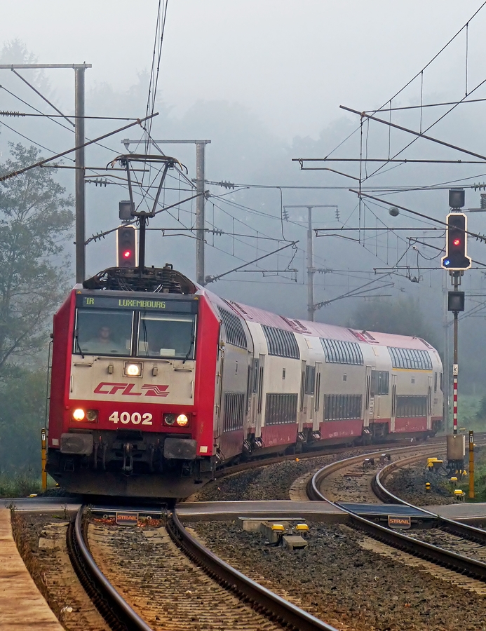 . Whrend das Tal der Clerve am frhen Morgen des 17.09.2014 noch im Nebel lag, erreichte die 4002 mit dem IR 3733 Troisvierges - Luxembourg den Bahnhof von Wilwerwiltz. (Jeanny)