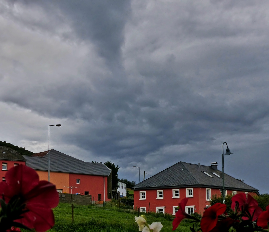 . Weltuntergangsstimmung heute mittag in Erpeldange. 04.08.2014 (Jeanny)