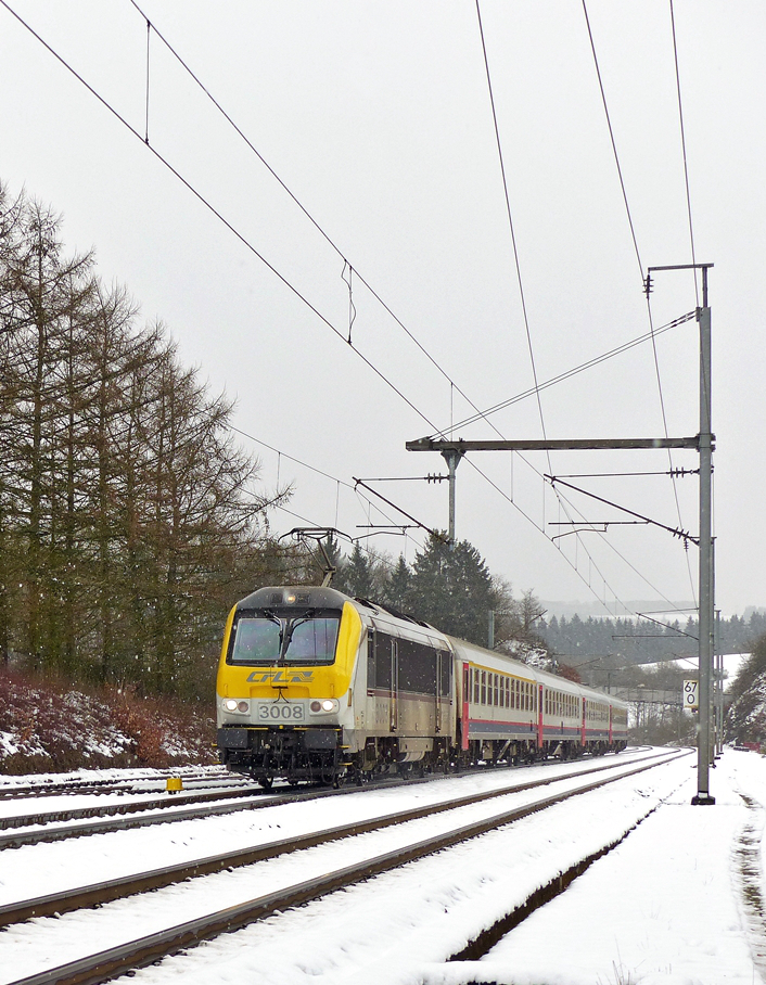 . Wir warteten trotzdem noch auf den Gegenzug und so fuhr der IC 115 Luxembourg - Liers, gezogen von der 3008, bei leichtem Schneefall am 16.01.2016 dem Bahnhof von Wilwerwiltz entgegen. (Jeanny)