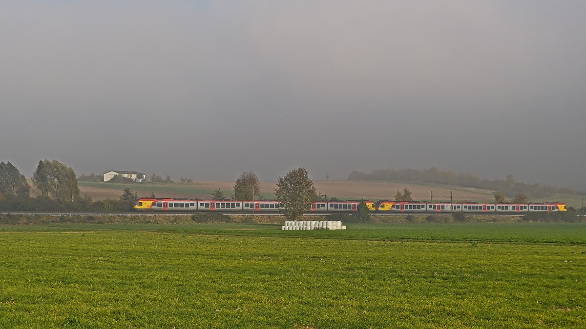 . Zwei gekoppelte 5-teilige Stadler FLIRT der HLB (Hessischen Landesbahn) fahren am 01.11.2014 durch die leicht nebelige Landschaft zwischen Ober- und Nieder-Mrlen in Richtung Siegen. (Hans)