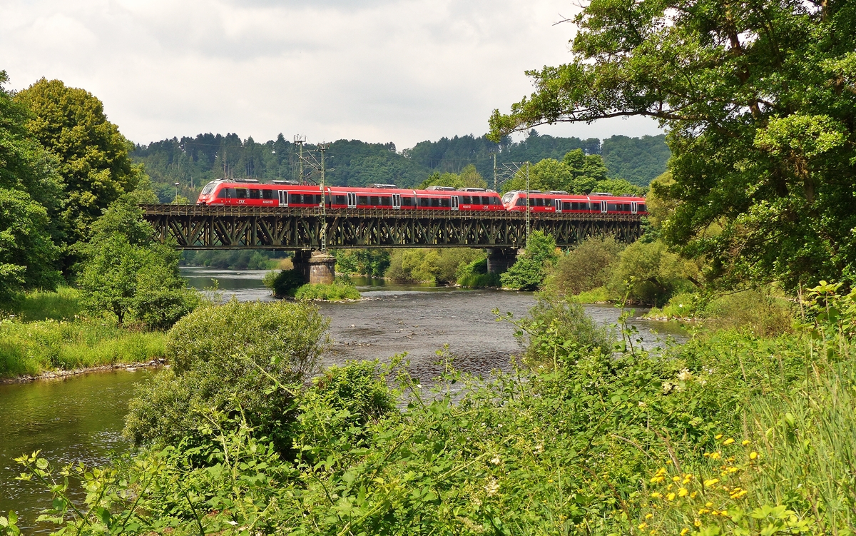 . Zwei gekuppelte Bombardier Talent 2 (BR 442 / 443) fahren am 27.06.2015 bei Herchen (zur Gemeinde Windeck im Rhein-Sieg-Kreis), als RE 9 (rsx - Rhein-Sieg-Express) Siegen - Kln - Aachen, ber die Siegbrcke und erreichen gleich den Bahnhof Herchen. (Jeanny)
 