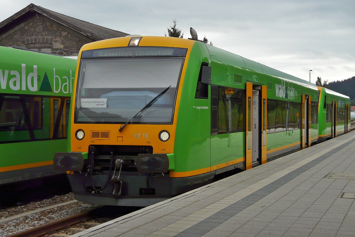 . Zwei gekuppelte Stadler Regio-Shuttle der Waldbahn warten am 15.09.2010 im Bahnhof von Zwiesel auf die Abfahrt nach Bayerisch Eisenstein, direkt an der Grenze zu Tschechien. (Jeanny)