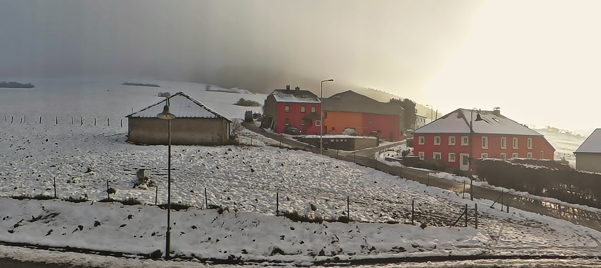 . Zweigeteiltes Erpeldange - W�hrend am Neujahrstag 2015 in Richtung Wiltz die Sonne schien, verdunkelte der Nebel die Landschaft in Richtung Kiischpelt. (Jeanny)