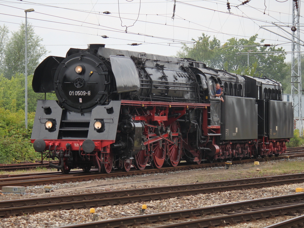 01 0509-8 beim Rangieren im Rostocker Hbf.gegen 17.06 Uhr.08.08.2015