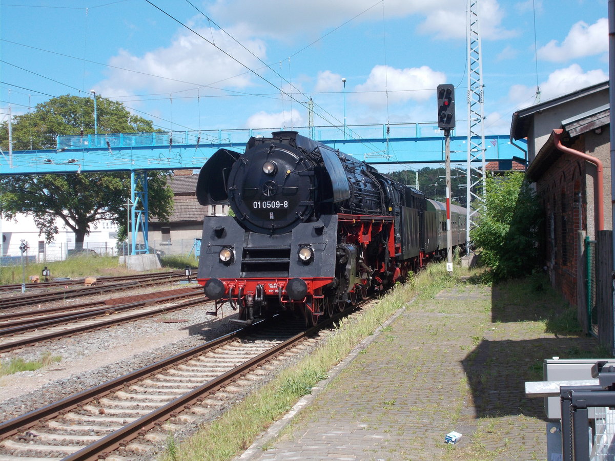 01 0509 setzte nach der Ankunft aus Putbus,am 10.Juni 2017,in Bergen/R�gen um.