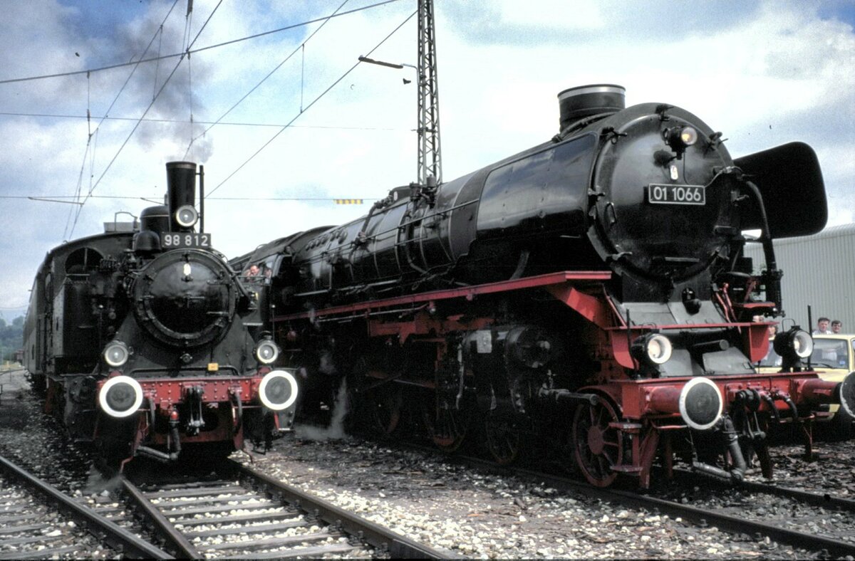 01 1066 und 98 812 in Amstetten im Juli 1991.