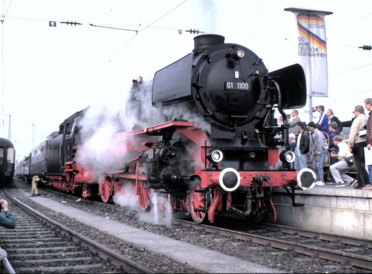 01 1100 mit Sonderzug zum Jubiläum 150 Jahre Deutsche Eisenbahn in Nürnberg am 14.09.1985.