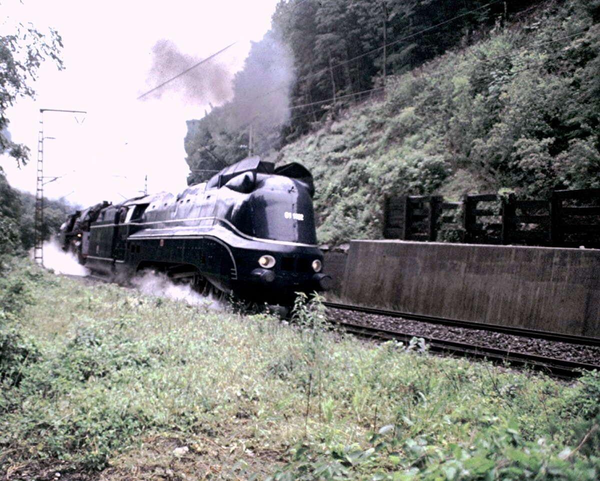 01 1102 und 01 519 mit einem Sonderzug auf der Geislinger Steige am 06.07.1996.