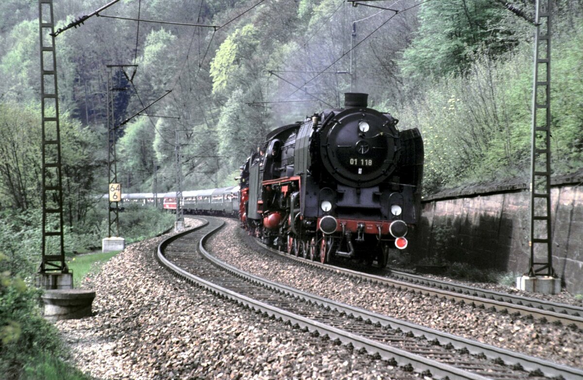 01 118 und 01 1100 mit sehr langem Sonderzug (rückwärts fahrend, es zieht E 94 279) auf der Geislinger Steige am 30.04.1994.
