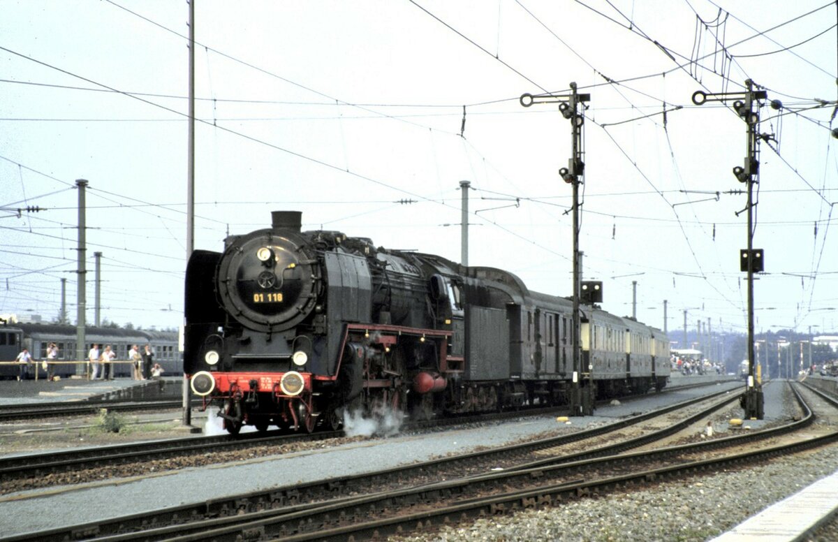 01 118 mit historischem Rheingold bei der Jubiläumsparade 150 Jahre Deutsche Eisenbahn in Nürnberg am 14.09.1985.