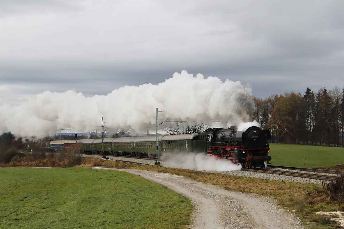 01 180 des  Bayerischen Eisenbahnmuseums  war am 1. Dezember 2018 mit einem Sonderzug von Nrdlingen nach Freilassing unterwegs. Das Foto entstand bei Grabensttt im Chiemgau.