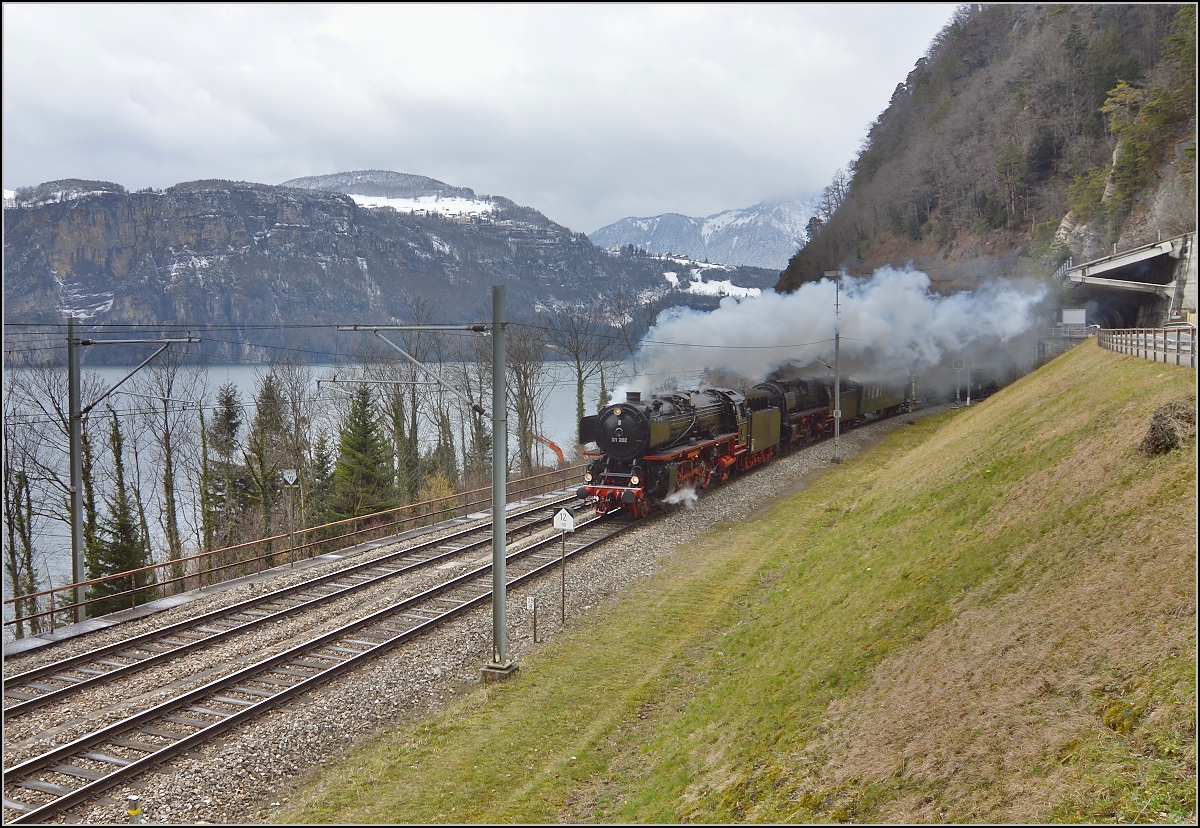 01 202 und 01 1066 mit ihrem Sonderzug Mnchen/Lyss-Locarno bei Sissikon. Mrz 2015.