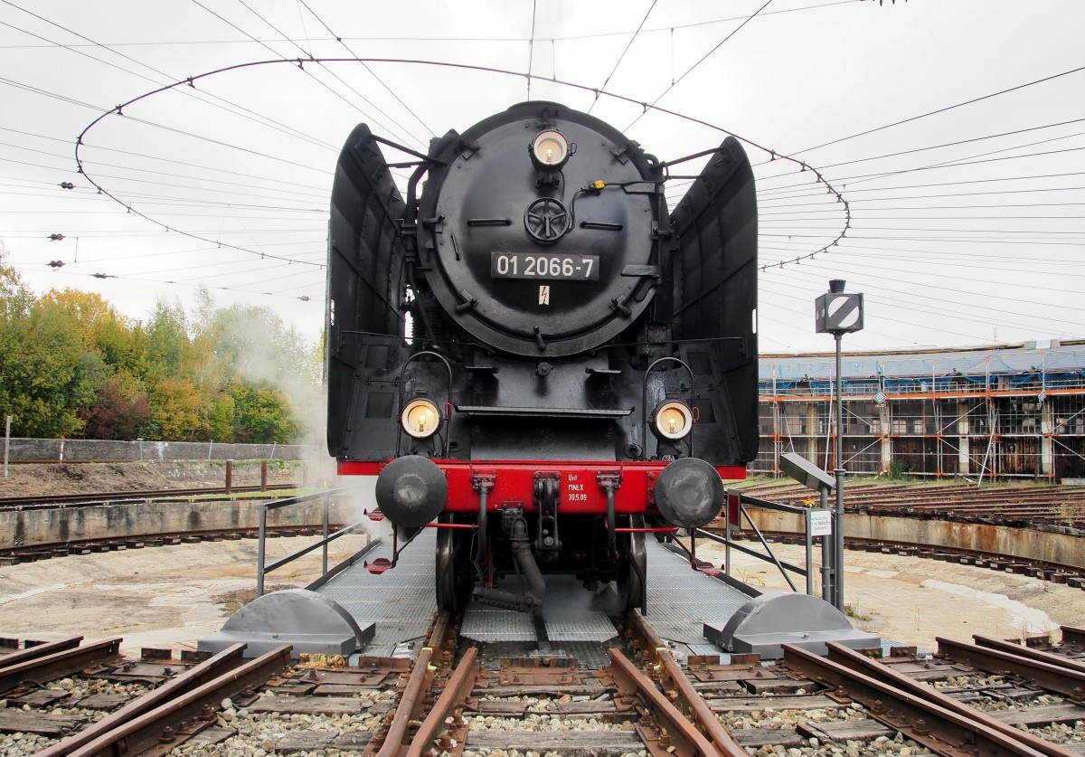 01 2066-7 wird auf der Drehscheibe im Bahnpark Augsburg am 11.10.2015 gedreht. Bahnfahrten zum Jubiläum 175 Jahre Bahnstrecke Augsburg - München.