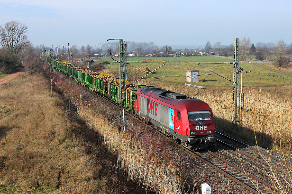 01.03.2014 - Am heutigen Vormittag kamen gleich zwei Holzzüge mit ER 20 der OHE aus Richtung Oebisfelde nach Stendal und fuhren dann nach dem Kopfmachen weiter nach Niedergörne, hier der zweite mit der 270081.