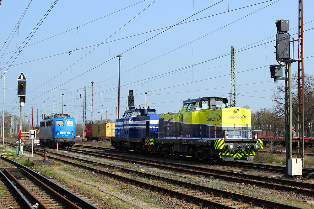 02.04.2014 16:07 Uhr - Press 140 038 steht abgestellt, während die 45 der Augsburger Localbahn mit der 1504.02 von CargoServ sogleich ihre Heimfahrt aus dem Alstomwerk in Richtung Magdeburg antreten werden.