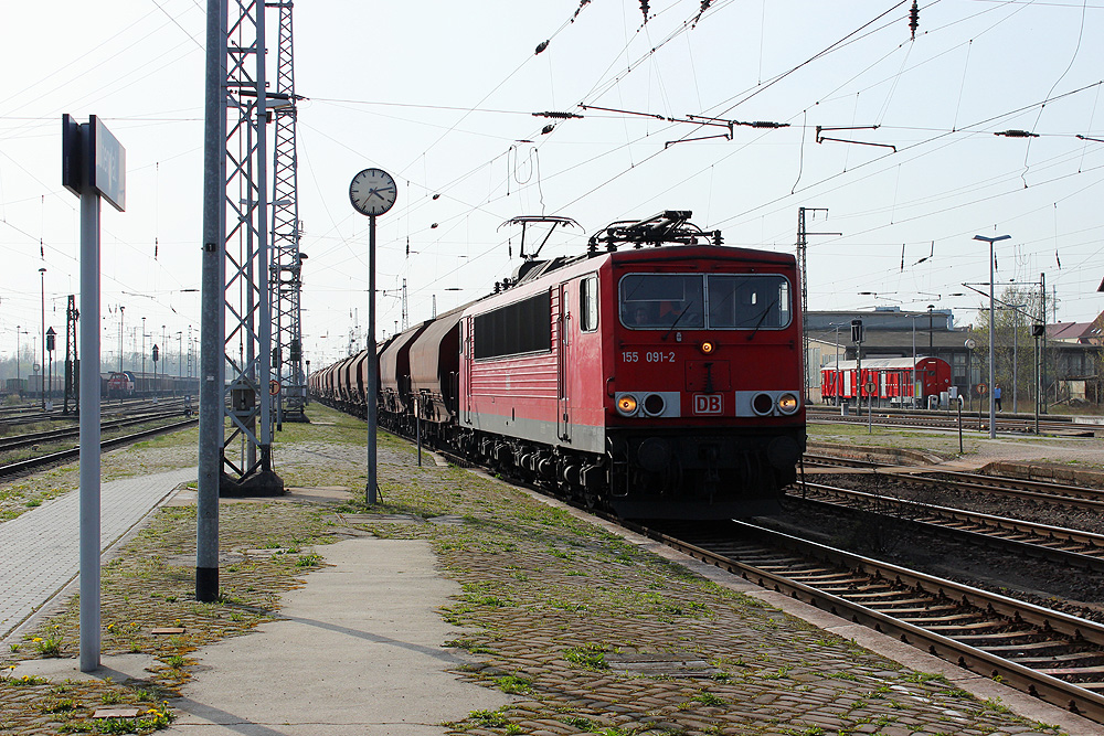 02.04.2014 16:13 Uhr - 155 091 bremst mit dem leeren Kalipendel Wismar - Bernburg vor dem  Halt  zeigenden Ausfahrsignal ab, da der Block nach Heeren noch von den beiden V 100 besetzt war.