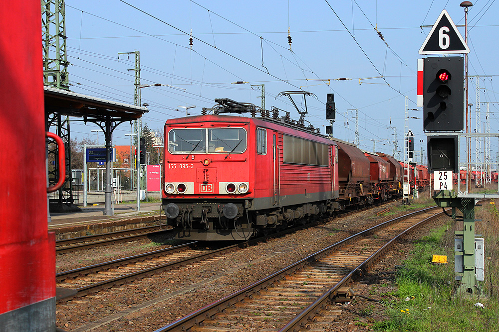 02.04.2014 16:16 Uhr - Während 155 091 links noch mit ihrem Leerzug nach Bernburg auf die Weiterfahrt wartet, fährt 155 095 mit dem Gegenzug nach Wismar durch.